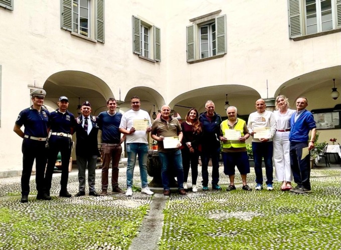 Scuola, riprende il servizio di attraversamento dei bambini grazie ai volontari e alle volontarie