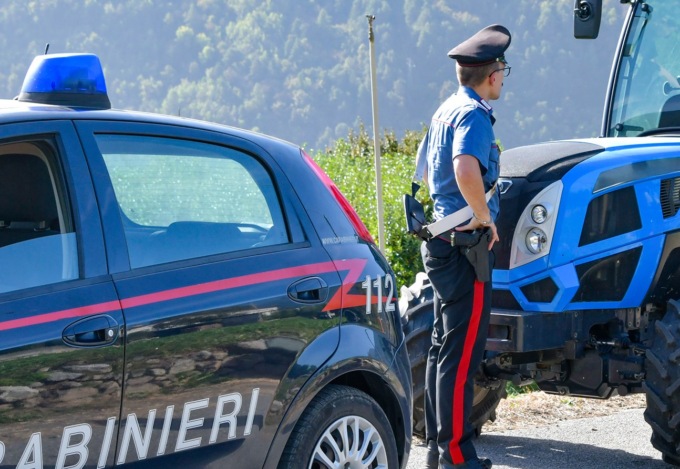 Senza patente e ubriaco al volante del trattore, poi assale i carabinieri