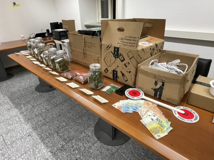 Un chilo di marijuana sequestrato dalla Finanza: arrestato giovane spacciatore