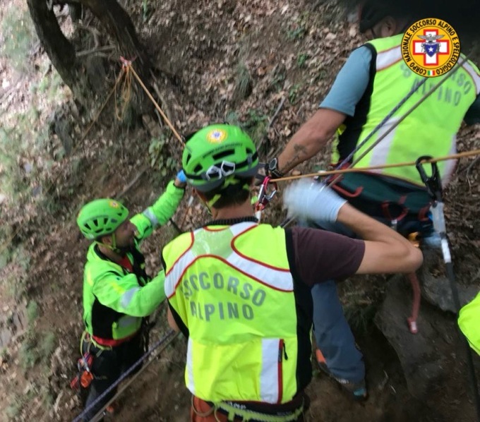 Tragedia nel bosco, cercatore di funghi precipita e muore
