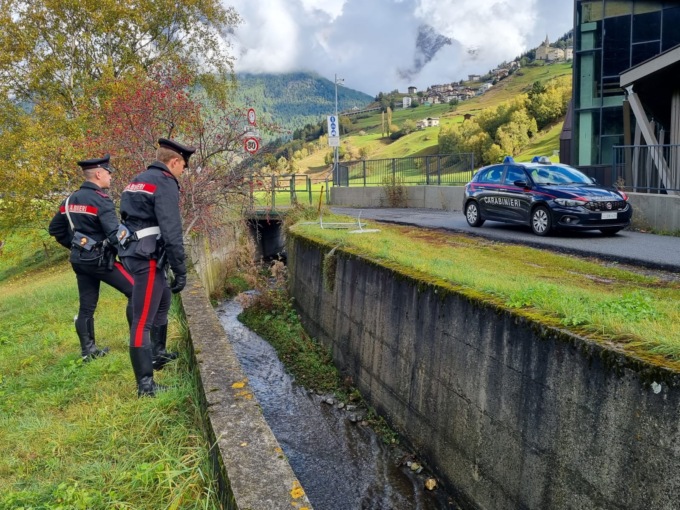 Finisce in un fosso per sfuggire ai carabinieri che lo salvano