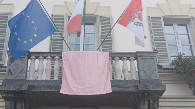 Ottobre in Rosa, uniti per la prevenzione. Esposto il drappo sul municipio