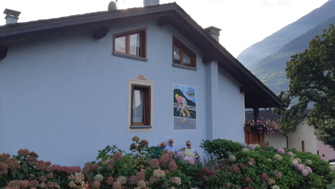Murales per Pantani all’inizio della salita al Mortirolo