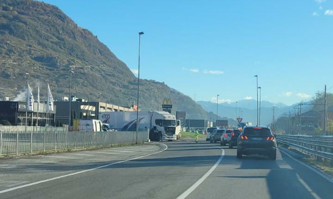 Camion bloccato alla rotonda, rallentamenti al traffico