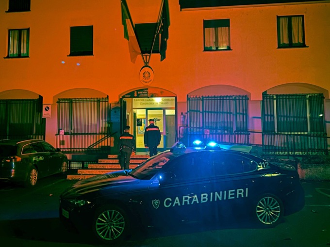 Le stazioni dei Carabinieri illuminate di arancione per il 25 novembre