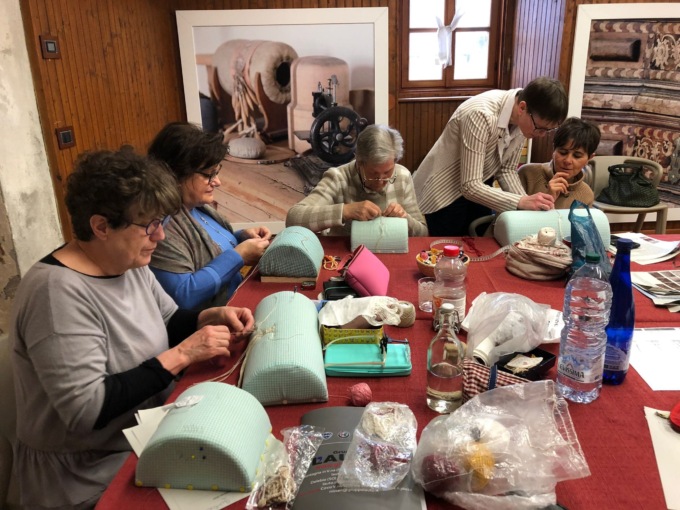 Ricameria, l’Associazione Bormio Ricama inventa un corso che ha un fine benefico