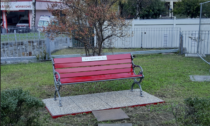 Giornata contro la violenza alle donne: installata una panchina rossa a Morbegno