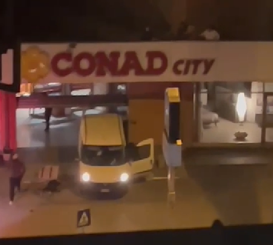Colpo al supermercato Conad: via la cassaforte, i vicini fanno il video dei ladri