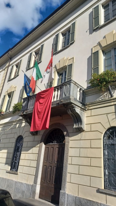 Esposto il drappo rosso contro la violenza sulle donne