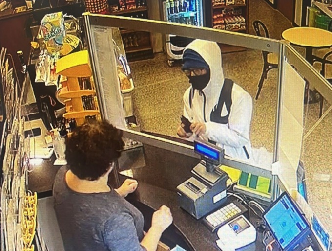 Tenta la rapina al bar impugnando una pistola