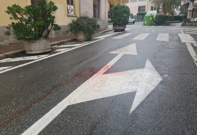 Cade in bici e il manubrio si conficca nella gamba, lo salva un pompiere