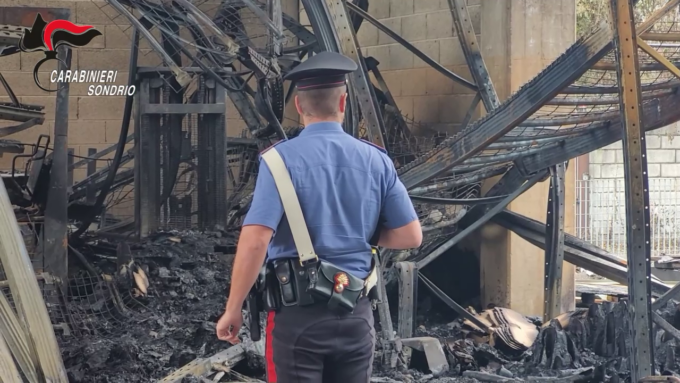 Incendio doloso al capannone, ai domiciliari il titolare dell’azienda bruciata