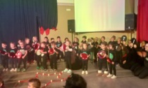 La scuola dell’infanzia Il Girotondo ha interpretato lo show delle feste e ospitato di Babbi Natale