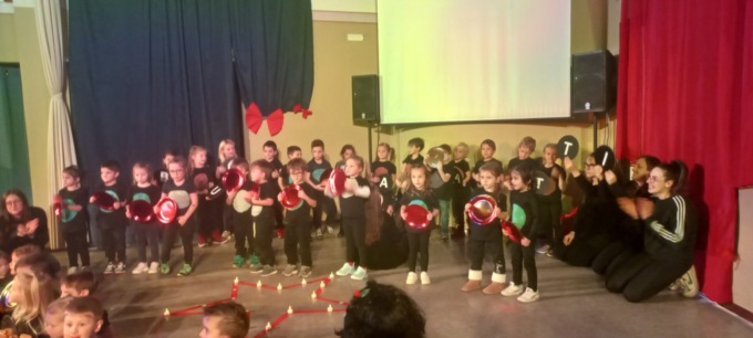 La scuola dell’infanzia Il Girotondo ha interpretato lo show delle feste e ospitato di Babbi Natale
