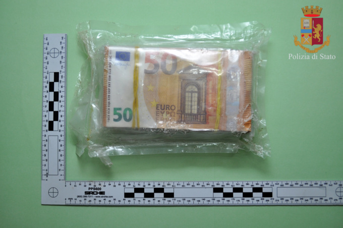 Misteriosa scoperta natalizia: 10 mila euro rinvenuti in un sentiero