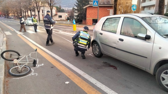 Ragazzino in bicicletta investito da un’auto: è grave