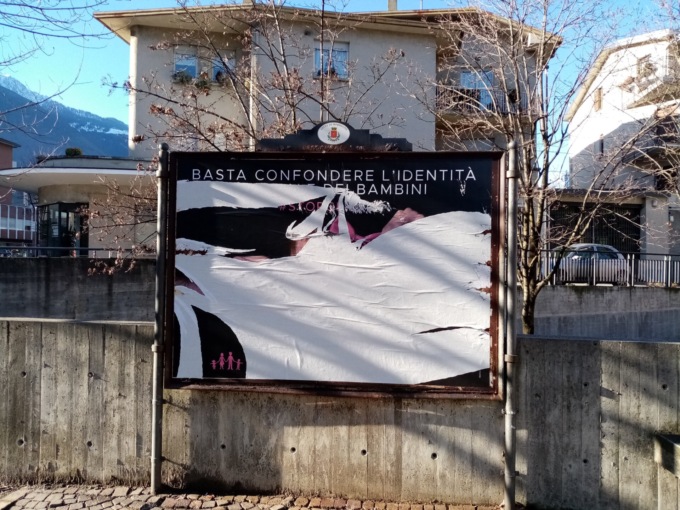 Strappati i manifesti No gender, i promotori fanno denuncia