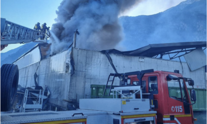 Maxi incendio in azienda a Colico: fiamme sotto controllo