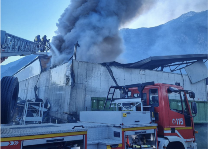 Maxi incendio in azienda a Colico: fiamme sotto controllo