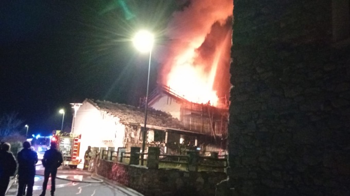 Incendio a San Cassiano, brucia una casa in ristrutturazione
