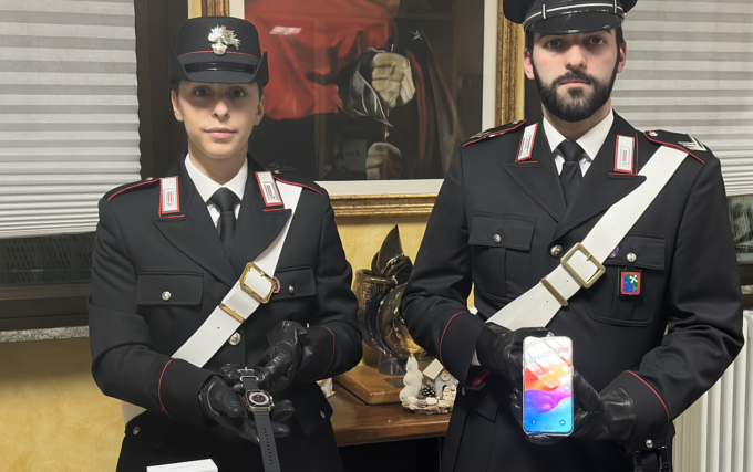 Vendevano prodotti tecnologici Apple contraffatti, beccati dai Carabinieri