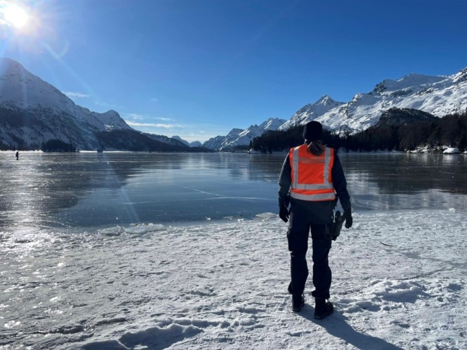 Cadono nel lago ghiacciato, paura per due persone