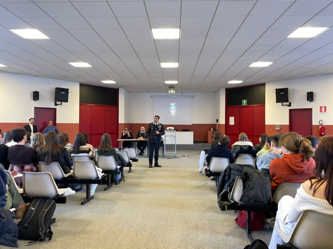 Gli studenti del Nervi – Ferrari di Morbegno accolgono i Carabinieri per un incontro sulla legalità