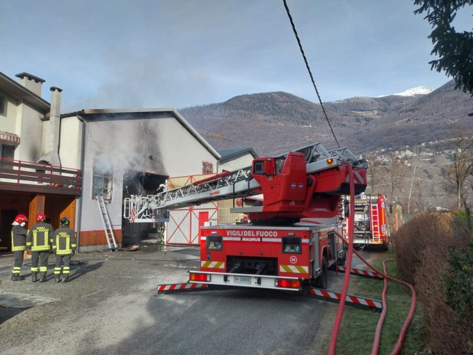 Incendio a Montagna in Valtellina: brucia deposito
