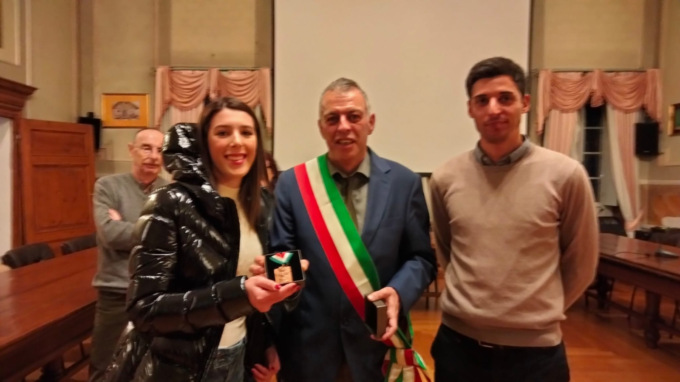 Il Comune consegna la Costituzione e premia Valentina
