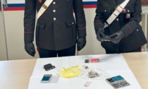 Presi dai Carabinieri con la droga e armi illegali