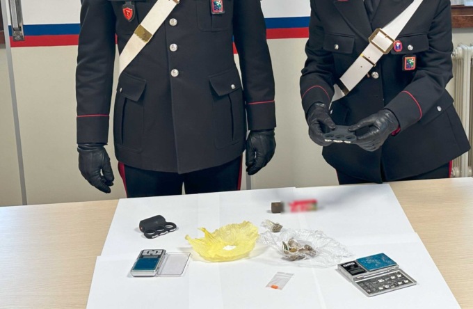 Presi dai Carabinieri con la droga e armi illegali