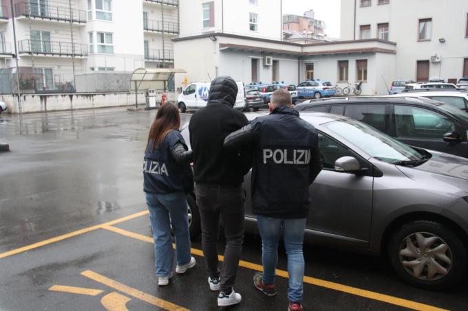 Fermati con il taser nel bosco: arrestati due spacciatori ad Andalo Valtellino