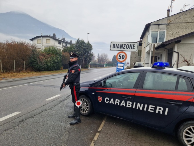 Si nasconde nel bagagliaio con la droga, arrestato