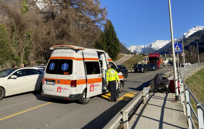 Tre pedoni investiti sulle strisce, coinvolto un neonato: grave incidente a Chiavenna