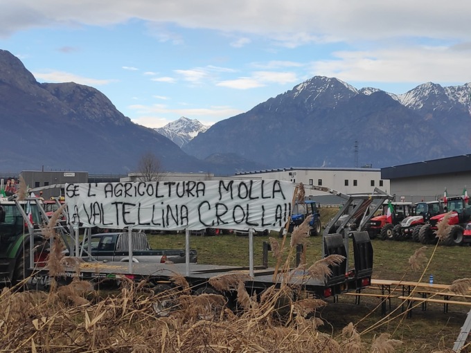 “Se l’agricoltura molla, la Valtellina crolla”: trattori in protesta lungo la Statale 38 VIDEO