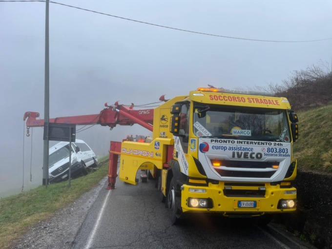 Pulmino esce fuori strada a Gravedona