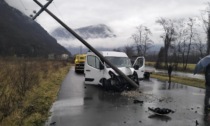 Spaventoso incidente a Morbegno: furgone contro palo dell'elettricità