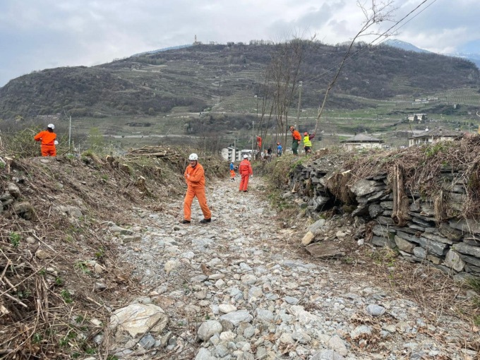 Ripulita dai volontari l’asta torrentizia del Caronella