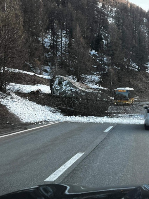 Masso sulla carreggiata, chiusa la strada del Maloja