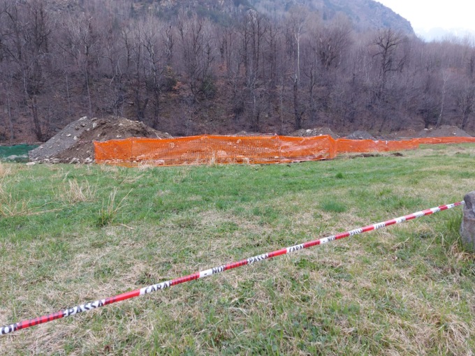 Ossa e lapidi trovate nel campo