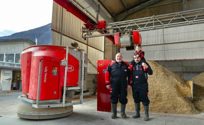 Prima stalla in Valle con mungitura a robot