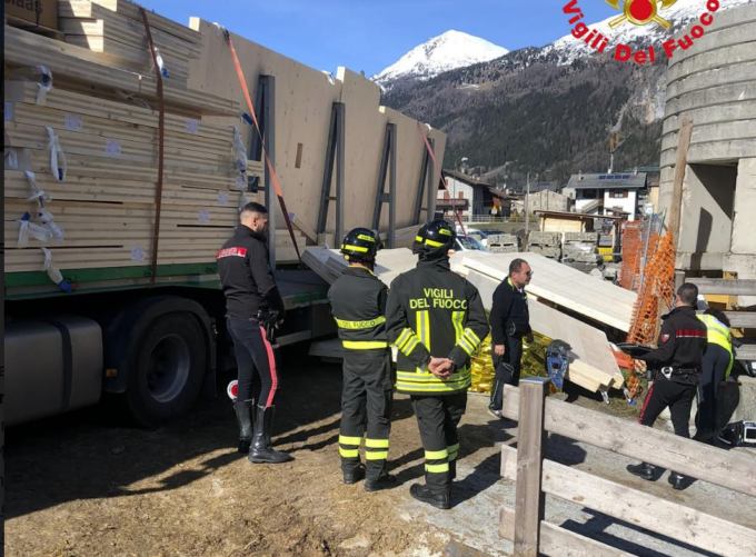 Schiacciato da pannelli di legno, operaio muore a Valdidentro