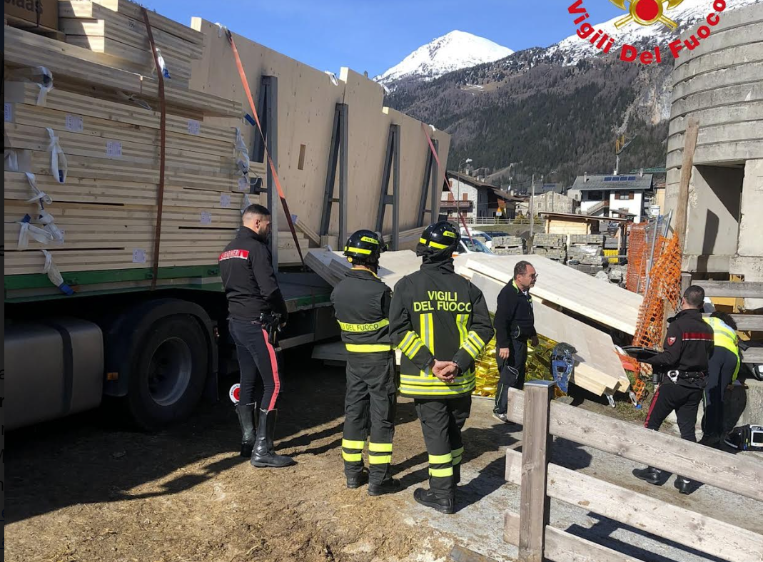 Schiacciato Da Pannelli Di Legno, Operaio Muore A Valdidentro - Prima ...