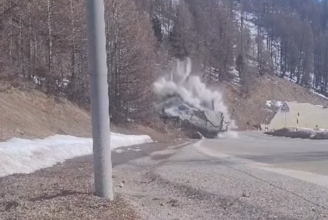 Demolito il grosso masso caduto sulla strada del Maloja
