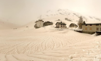La tempesta di sabbia raggiunge la Valtellina: la neve si tinge di rosso