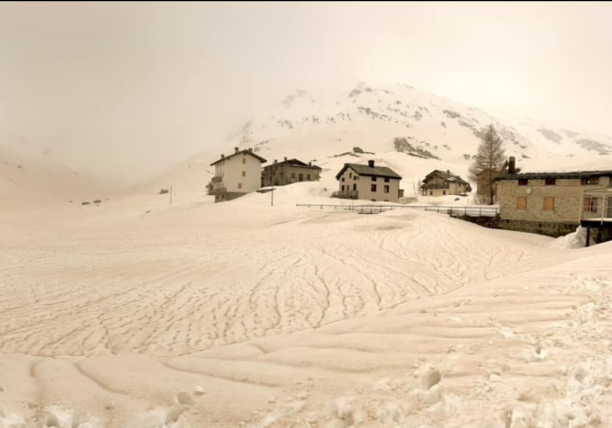 La tempesta di sabbia raggiunge la Valtellina: la neve si tinge di rosso