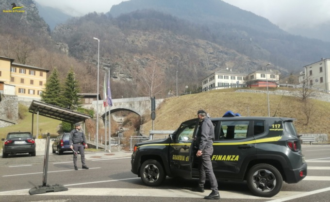 Fatture false e riciclaggio: famiglia valchiavennasca indagata dalla Guardia di Finanza
