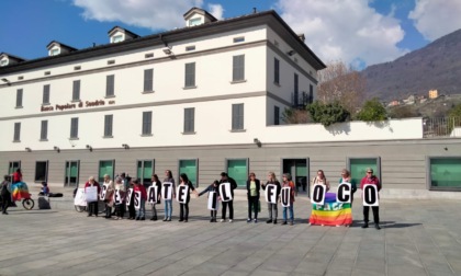 In Piazza Garibaldi a Sondrio risuona il grido silenzioso "Cessate il fuoco"