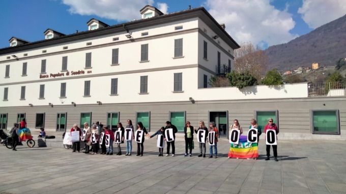 In Piazza Garibaldi a Sondrio risuona il grido silenzioso “Cessate il fuoco”