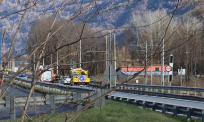 Scontro frontale sulla Statale 38, tre feriti